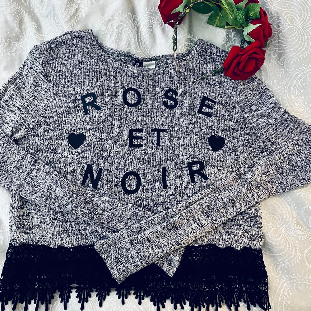 Heather Gray 'rose et noir' Sweater